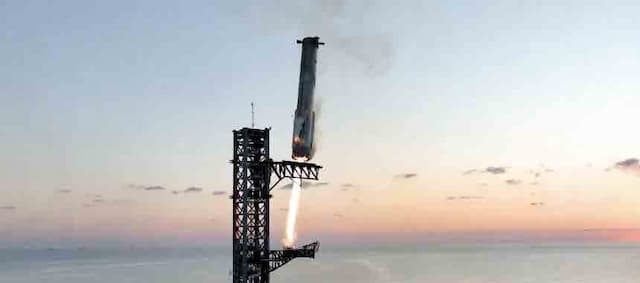 Cover Image for Incredible Video: SpaceX Catches Starship Rocket Booster Back at the Launchpad